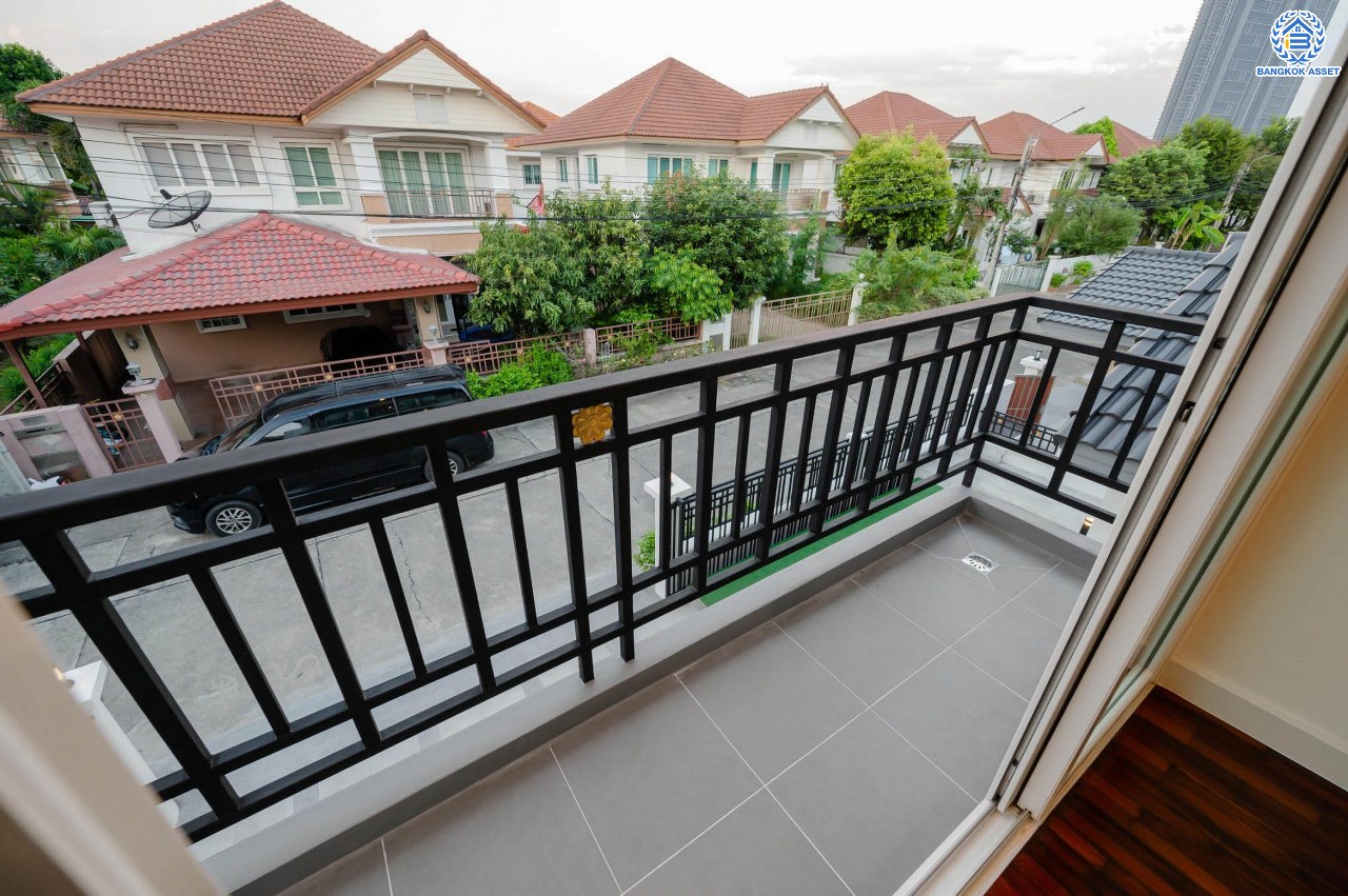 บ้านมือสองตกแต่งใหม่ โครงการ นนท์ณิชา พระนั่งเกล้า เนื้อที่กว้าง 67.5 ตร.ว. ฟังก์ชัน 3 ห้องนอน 3 ห้องน้ำ 1 ห้องอเนกประสงค์ 2 จอดรถ บนทำเลศักยภาพ ติดถนนรัตนาธิเบศร์ เชื่อมต่อถนนชัยพฤกษ์ ใกล้รถไฟฟ้าสายสีม่วง "สถานีไทรม้า" และจุดขึ้นทางด่วน "งามวงศ์วาน"